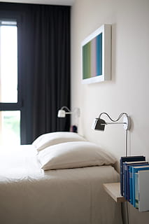 white bedspread, bedroom, indoors, furniture, dorm room, shelf HD wallpaper