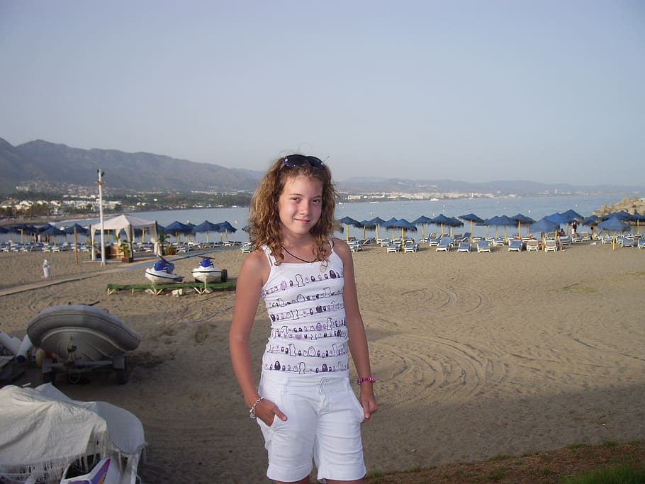 jenni, marbella, land, looking at camera, portrait, real people HD wallpaper