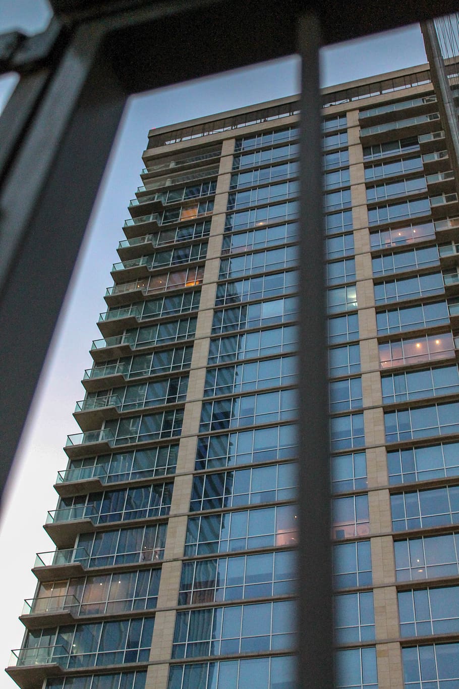 curtained mirror building, urban, city, high rise, town, condo HD wallpaper