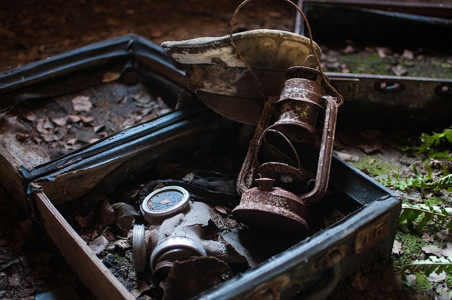 brass-colored oil lantern inside open case, gearshift, rust, gas HD wallpaper