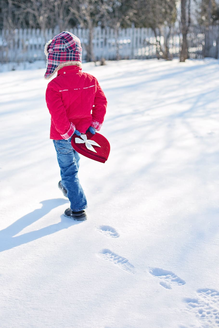 Toddler Walks on Snow, boy, child, heart, kid, valentine's day HD wallpaper