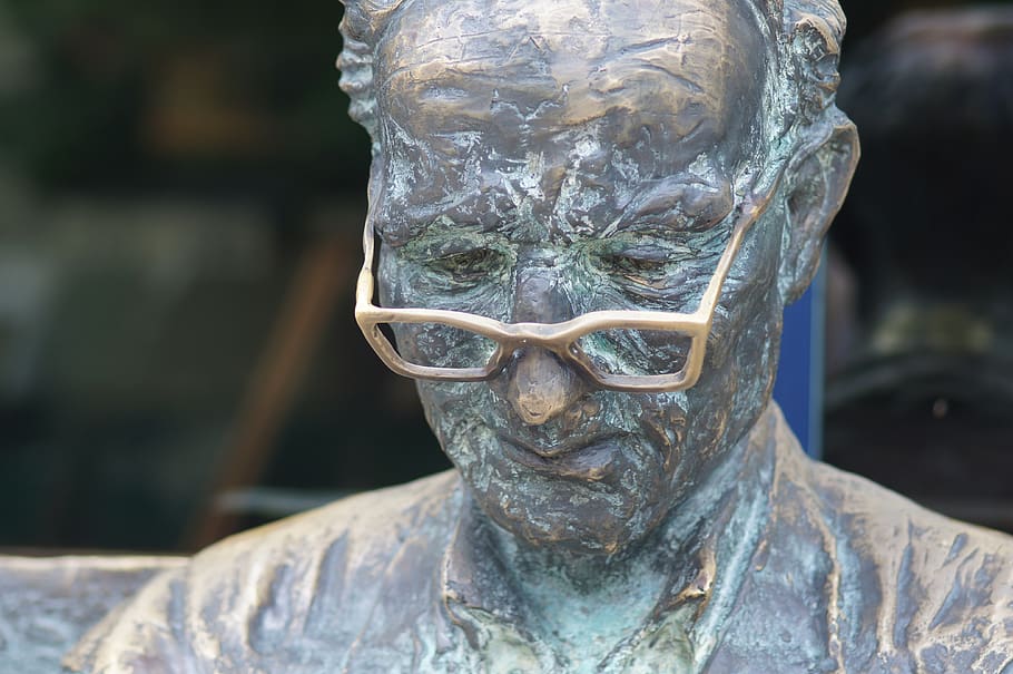statue, man, eye glasses, bronze, read, a serious, art, focus on foreground HD wallpaper