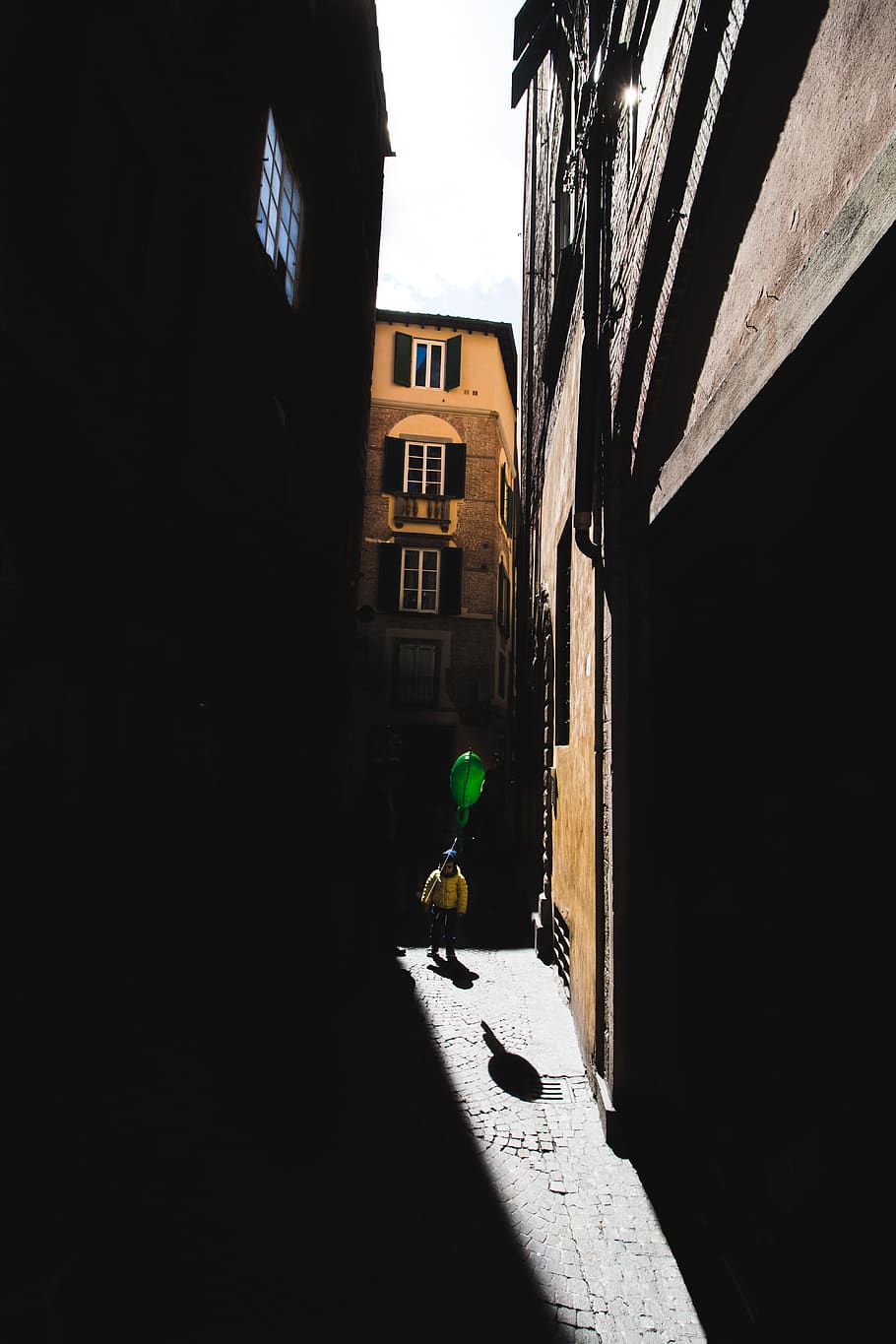 italy, lucca, shadow, wallpaper, play, street, balloon, light HD wallpaper