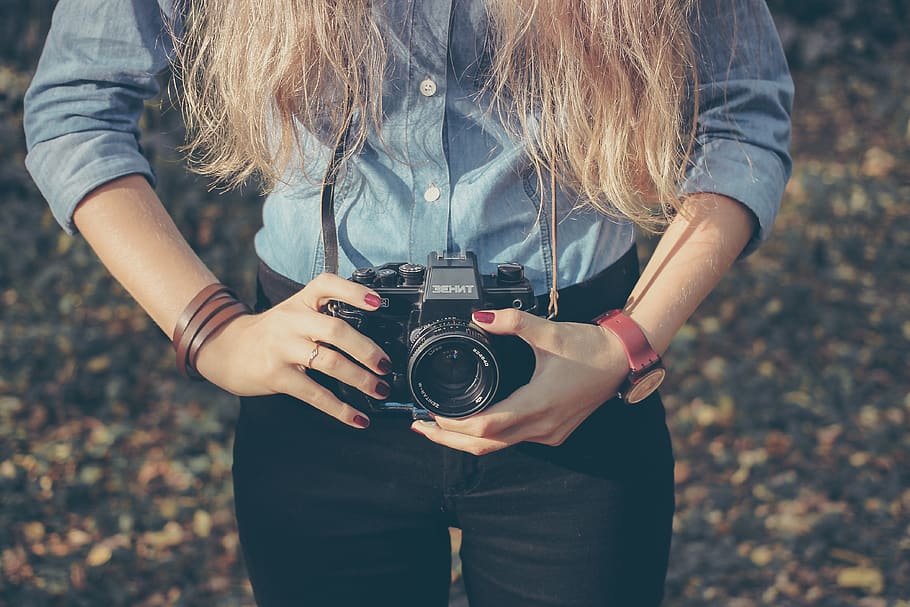 photo of woman holding MILC camera, camera - photographic equipment, HD wallpaper