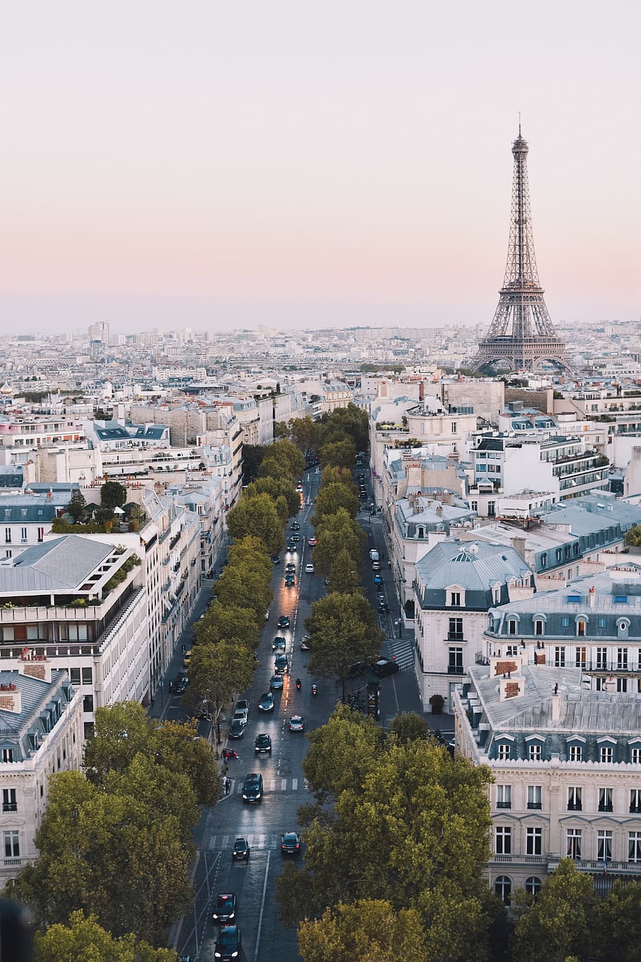 busy street near Eiffel Tower in Paris during daytime, building HD wallpaper