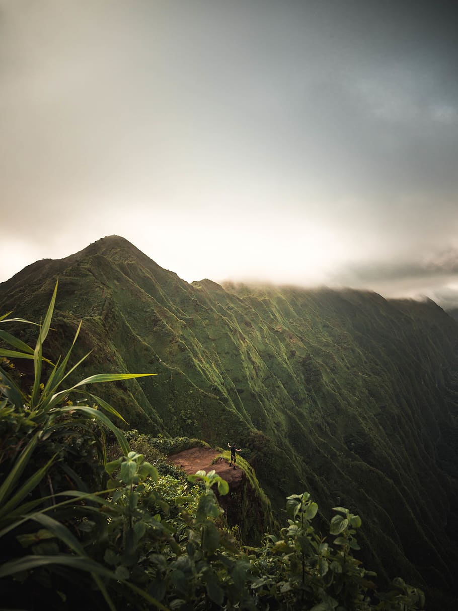 green mountain under cloudy sky, beauty in nature, scenics - nature HD wallpaper