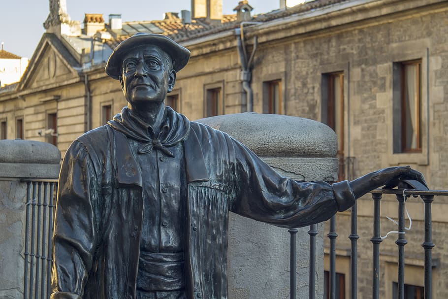 statue, spain, sculpture, monument, figure, city, vitoria, celedon HD wallpaper