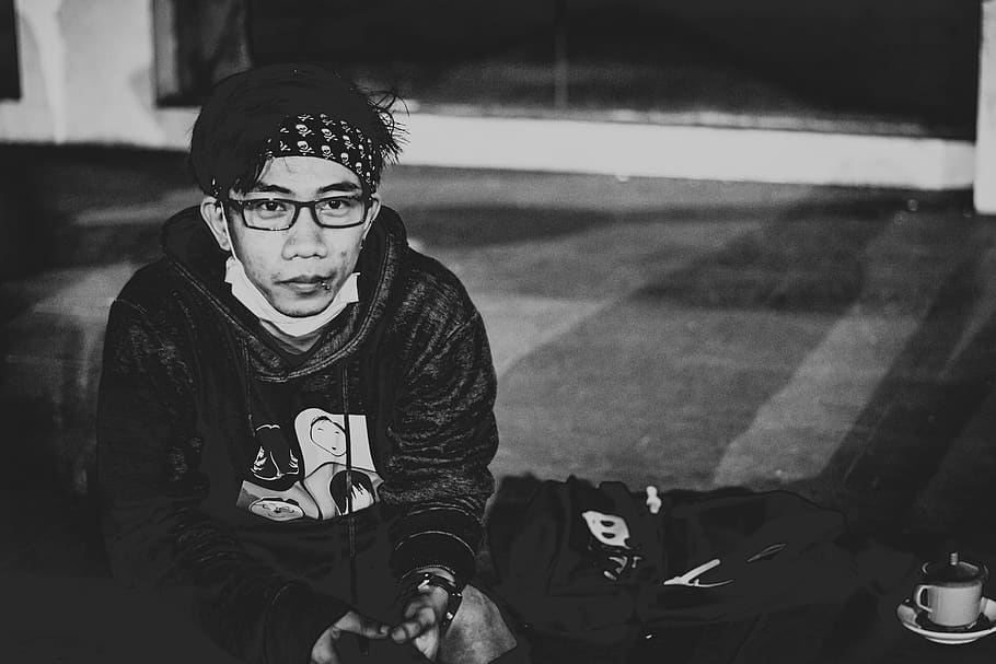 man, boy, glasses, black, white, street photography, black and white HD wallpaper