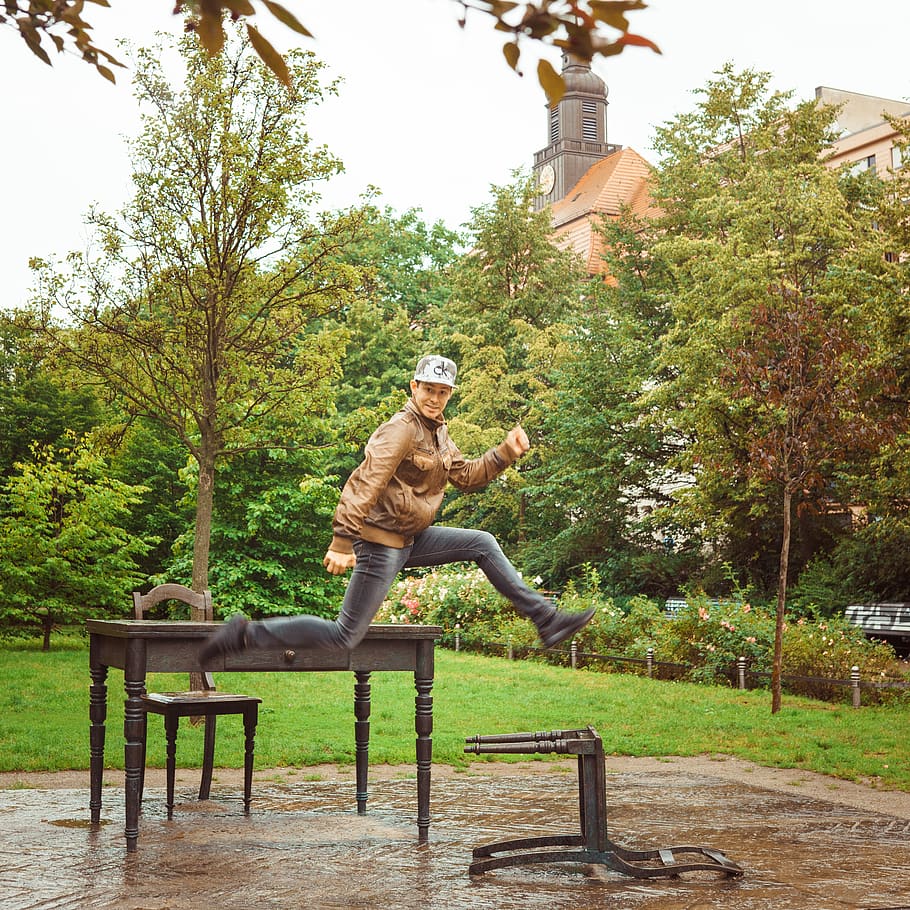 germany, berlin, jumping, fun, funny, looking into camera, green HD wallpaper