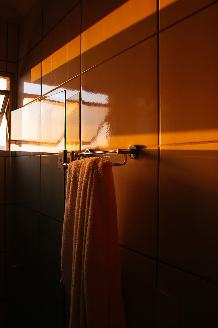 Hanging White Towel, backlit, bathroom, dawn, evening, hotel HD wallpaper