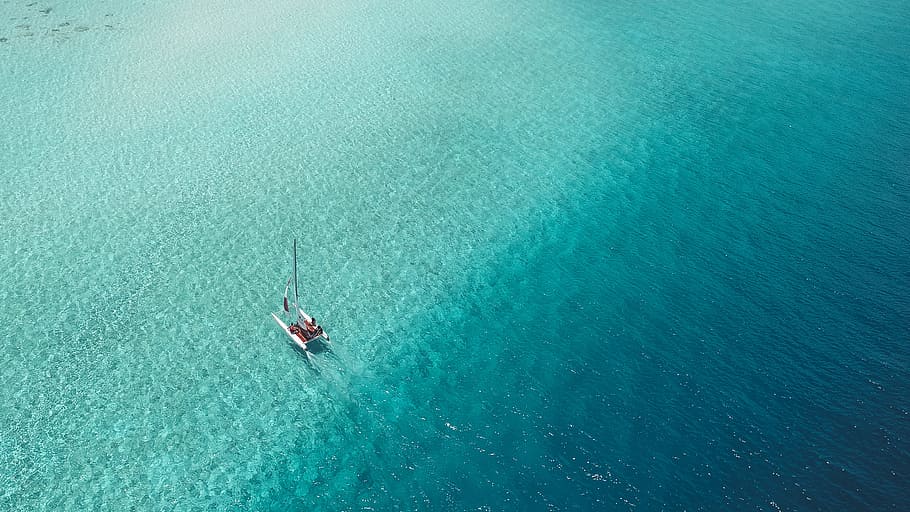 boat on green water, maldives, catamaran, sail, paradise, reef, HD wallpaper