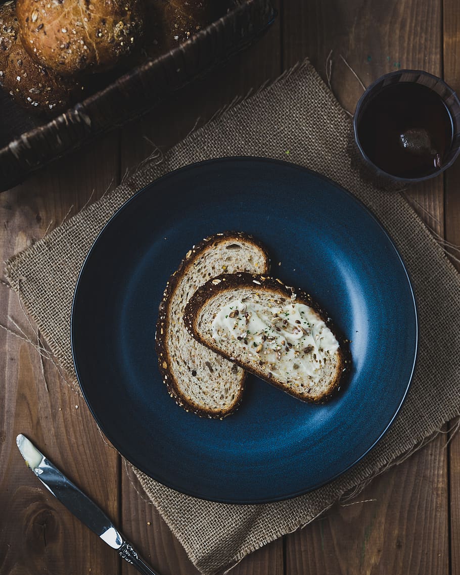 sliced breads on platwe, food and drink, freshness, wellbeing HD wallpaper
