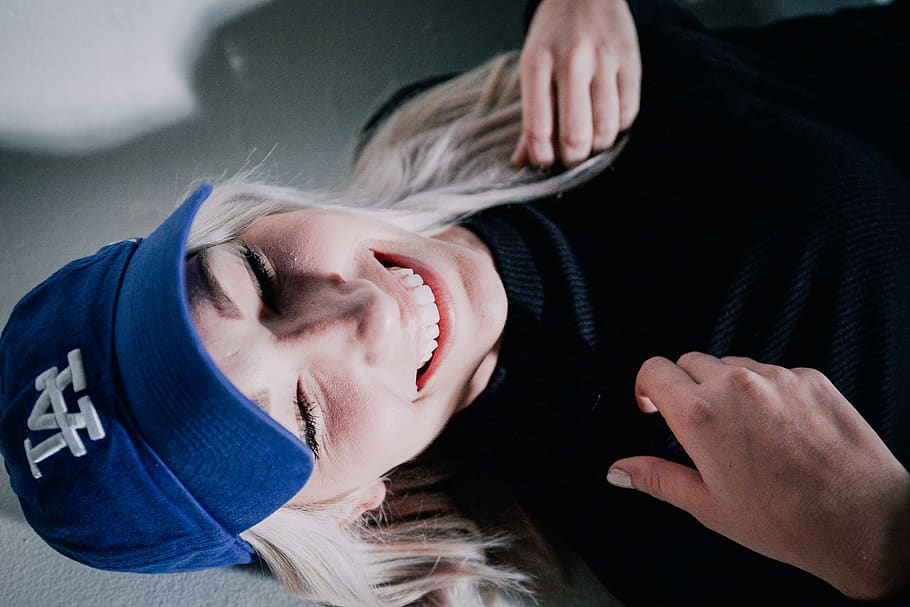 posing, cute, studio, black, blue, blonde, outgoing, beautiful HD wallpaper