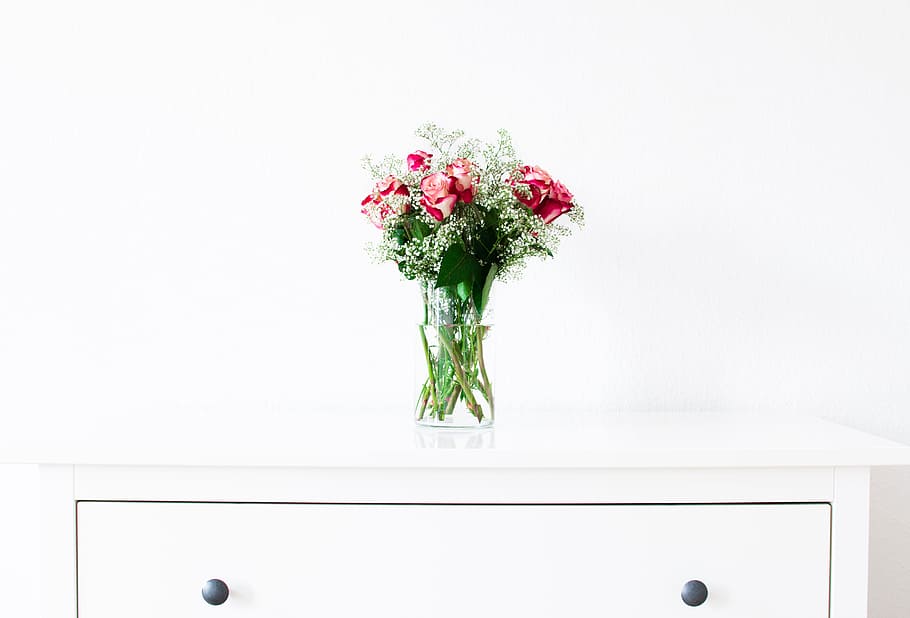 table, white, flower, petal, bouquet, vase, rose, decoration HD wallpaper
