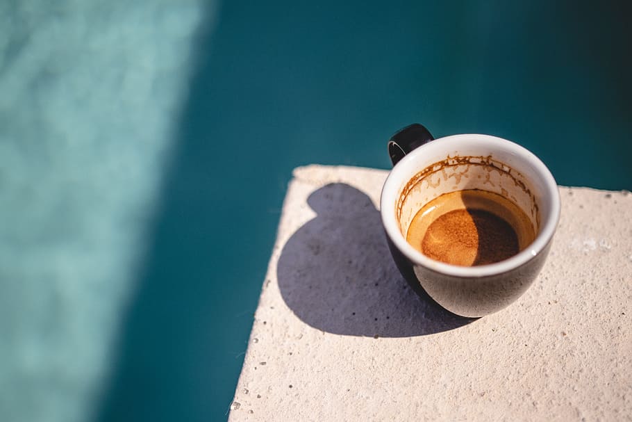 coffee mug filled with brown liquid, cup, water, swimming pool, HD wallpaper