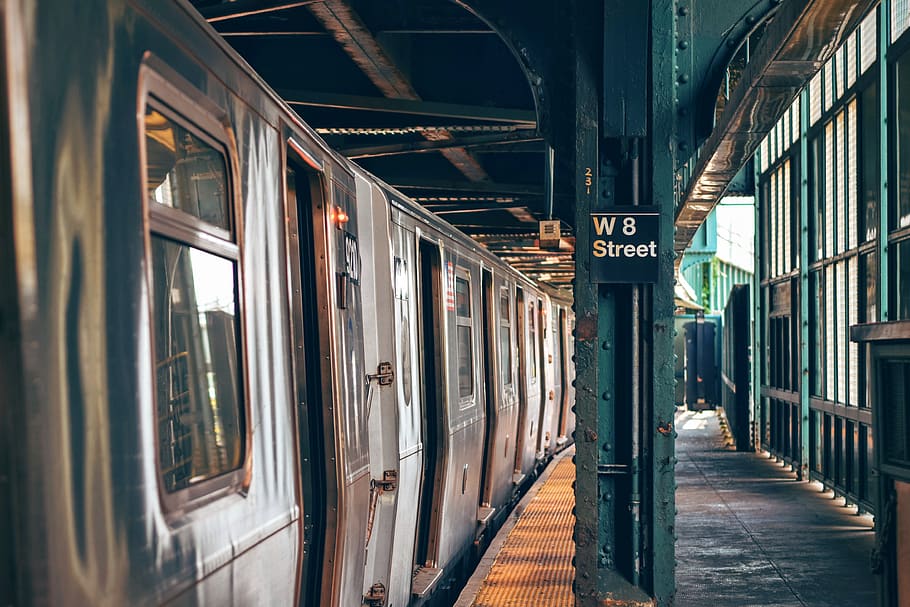 Silver Train on W8 Street Platform, architecture, building, city HD wallpaper
