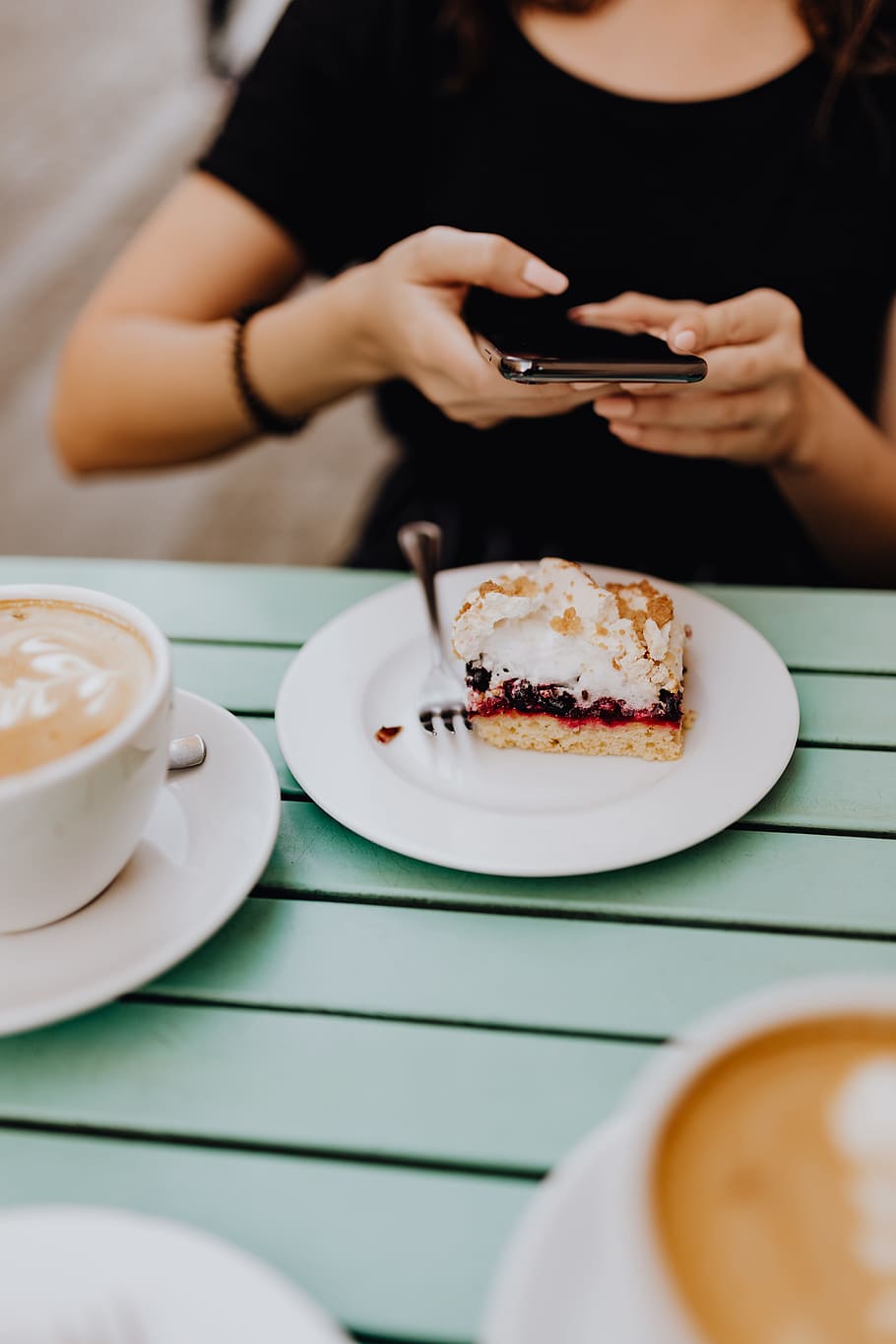Drinking coffee and eating cake in a cafeteria, retaurant, lunch HD wallpaper