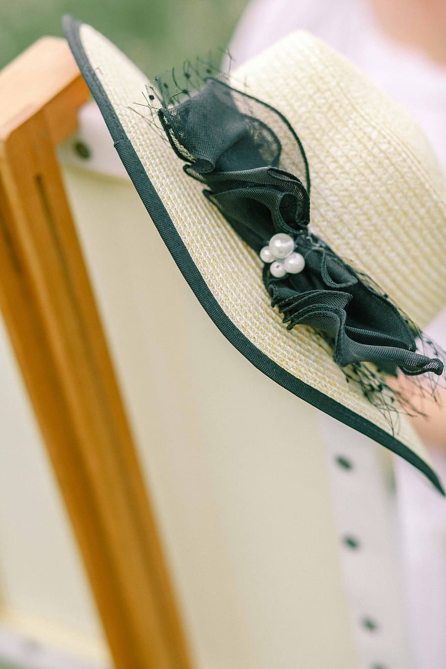 White and Black Wicker Sun Hat, beads, blur, close -up, creativity HD wallpaper