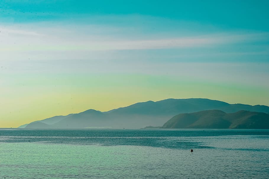 Body of Water Overlooking Islands Under Blue Daytime Sky, beach HD wallpaper