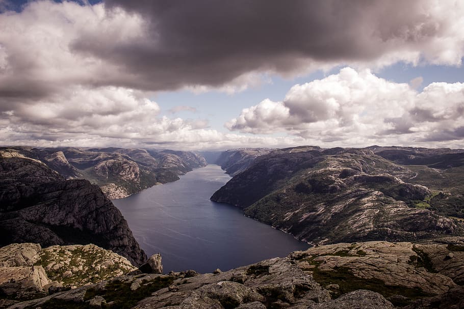 landscape photography of mountains and body of water during daytime HD wallpaper