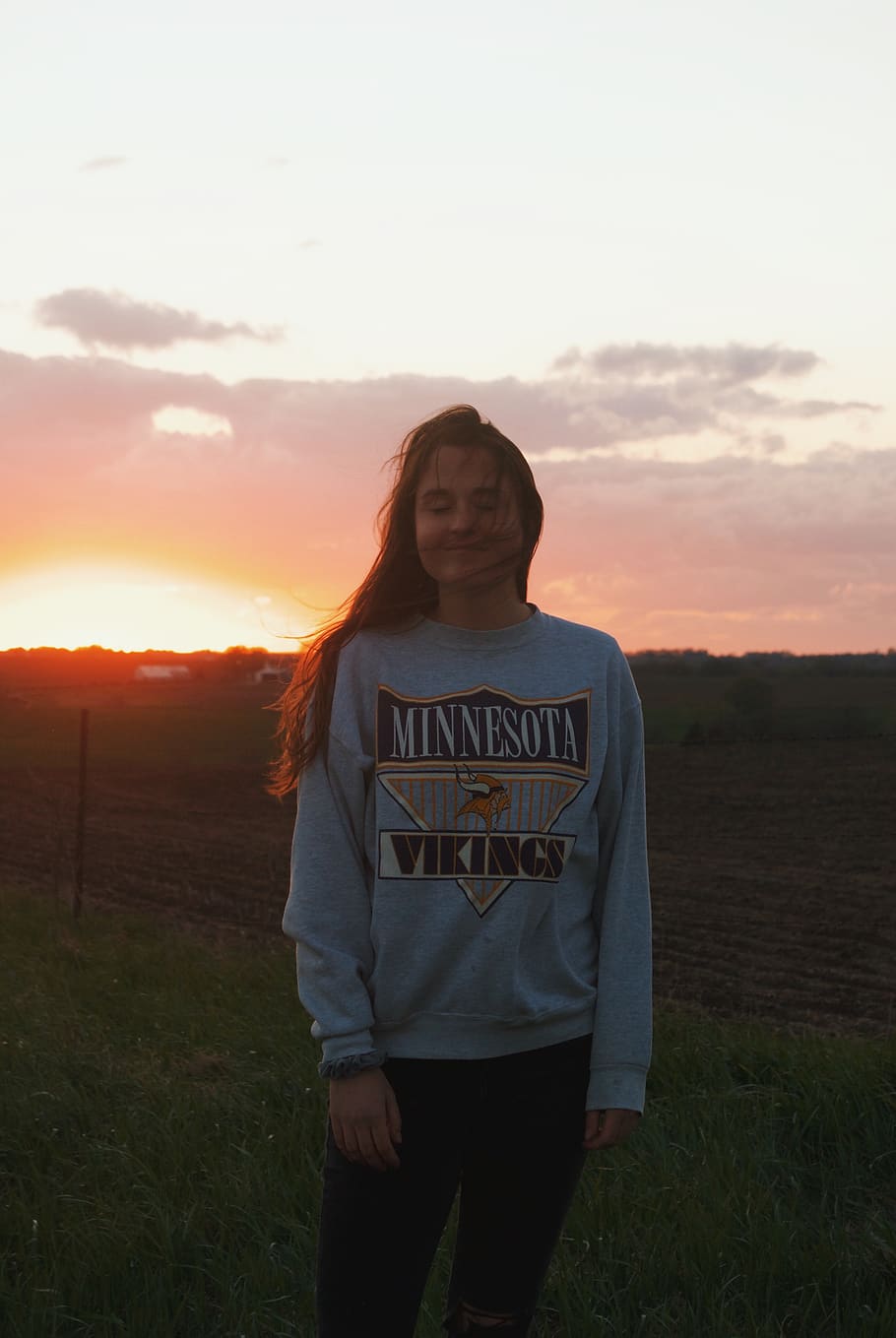 woman standing while wearing gray jacket, sky, sunset, field HD wallpaper