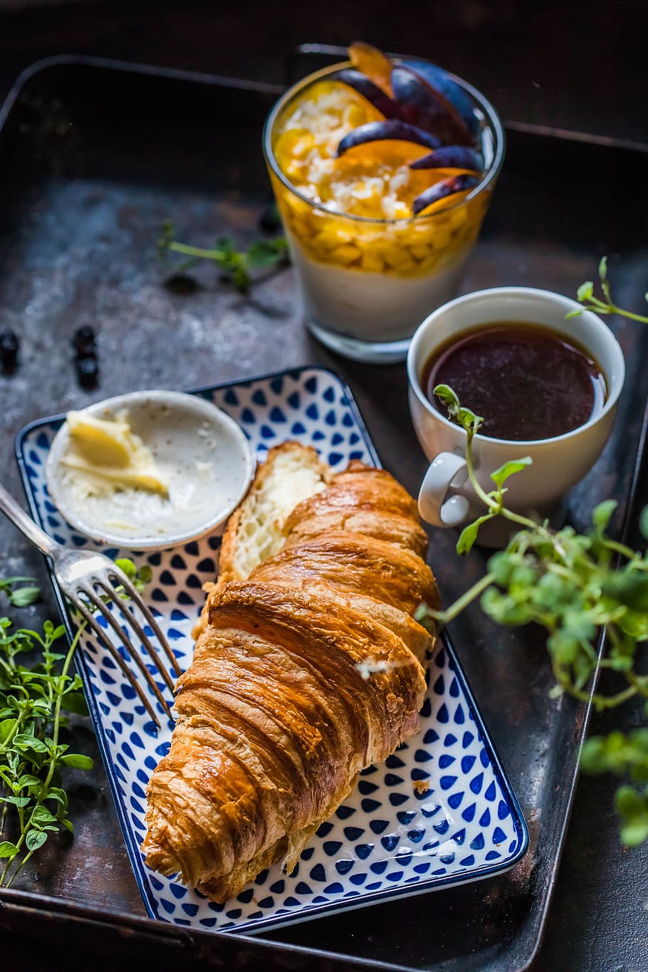 Bread On Ceramic Plate, delicious, food, pastry, tasty, food and drink HD wallpaper