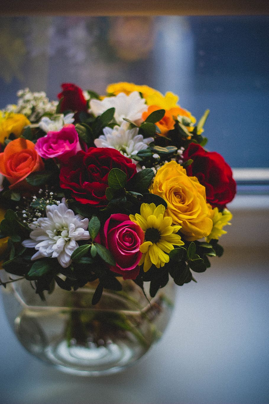 Close Up Photography of Multi Petaled Plants in Clear Glass Vase HD wallpaper
