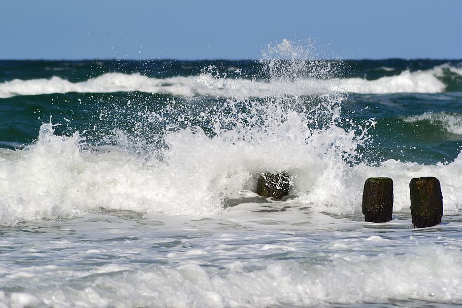 Natural wave. Брызги моря. Защита от ветра на пляже.