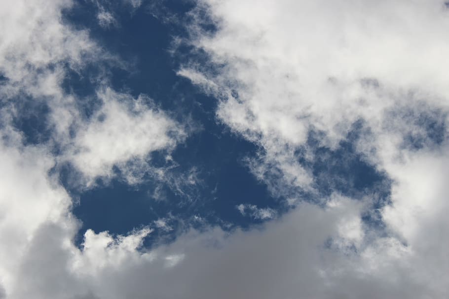 Làm mới màn hình của bạn với bức tranh nền HD nghệ thuật với bầu trời xanh ngát, được trang trí bởi những đám mây trắng xóa, và cảm giác mát mẻ của mùa hè đang đến. Hãy xem hình ảnh liên quan đến từ khóa này để thấy trọn vẹn vẻ đẹp của bầu trời.