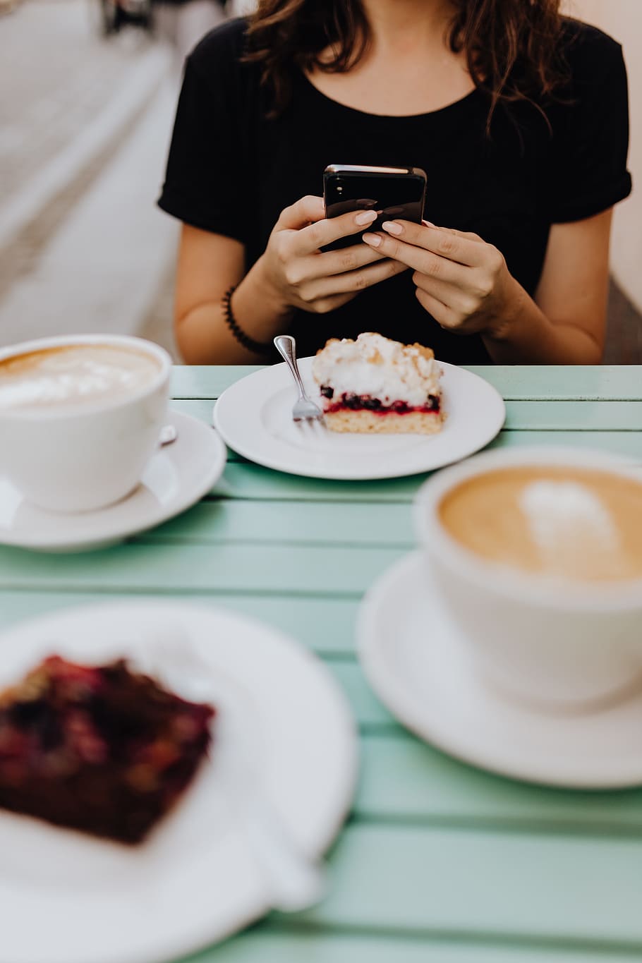 Drinking coffee and eating cake in a cafeteria, retaurant, lunch HD wallpaper