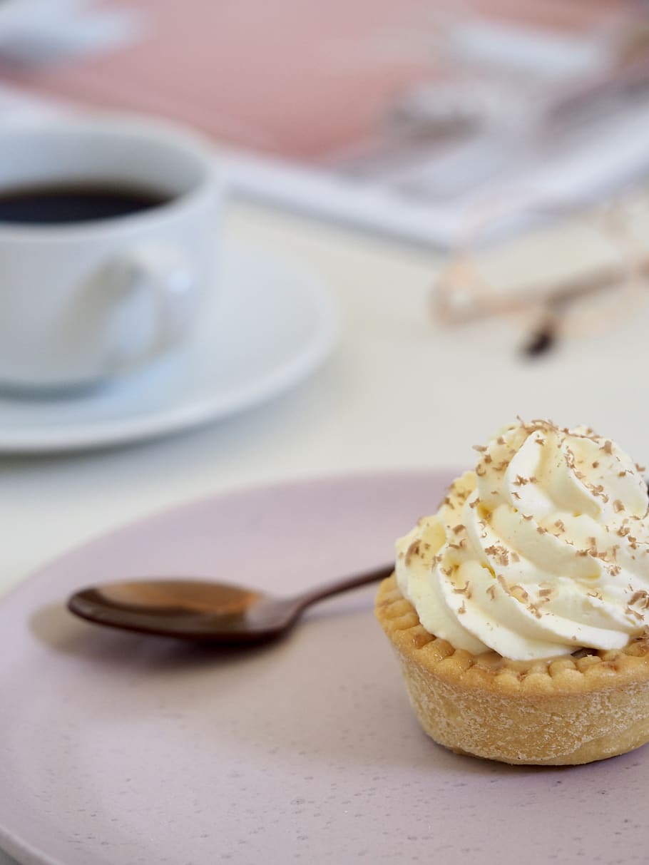 White Cupcake With Icing on Plate, baked, baked goods, bakery HD wallpaper