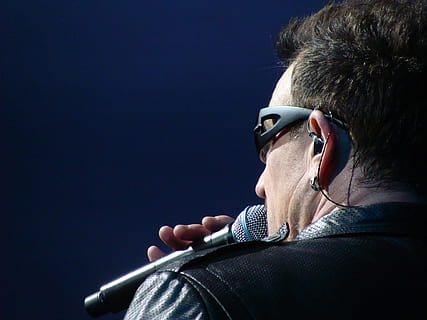 man holding microphone, singer, bono, u2, person, concert, bon jovi HD wallpaper