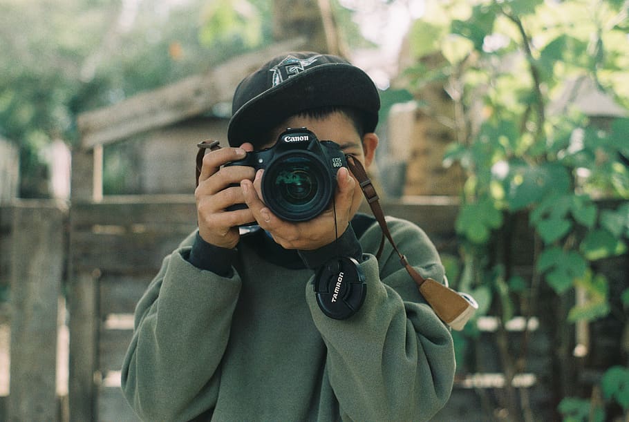 Featured image of post Photographer Anime Boy Holding Camera 727 x 900 jpeg 46