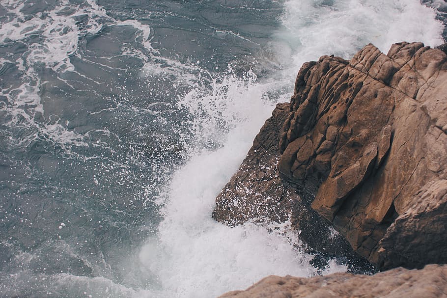 splashing waves on rock, sea, water, motion, rock - object, power in nature HD wallpaper