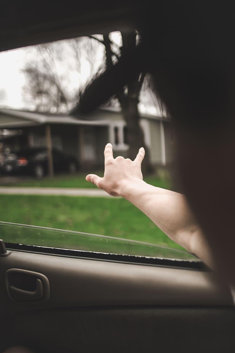 Human car. Finger автомобиль. Любовь с кончиков пальцев машина. Фото как машина без пальцев. Девушка показывает два пальца из машины.