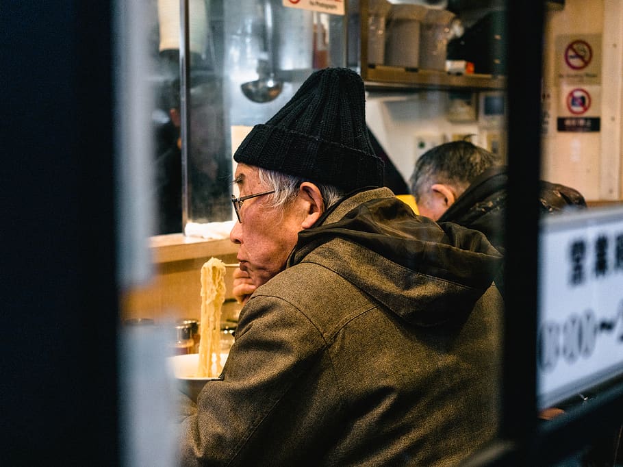Man Eating Noodles, adult, beanie, blur, bonnet, depth of field, HD wallpaper