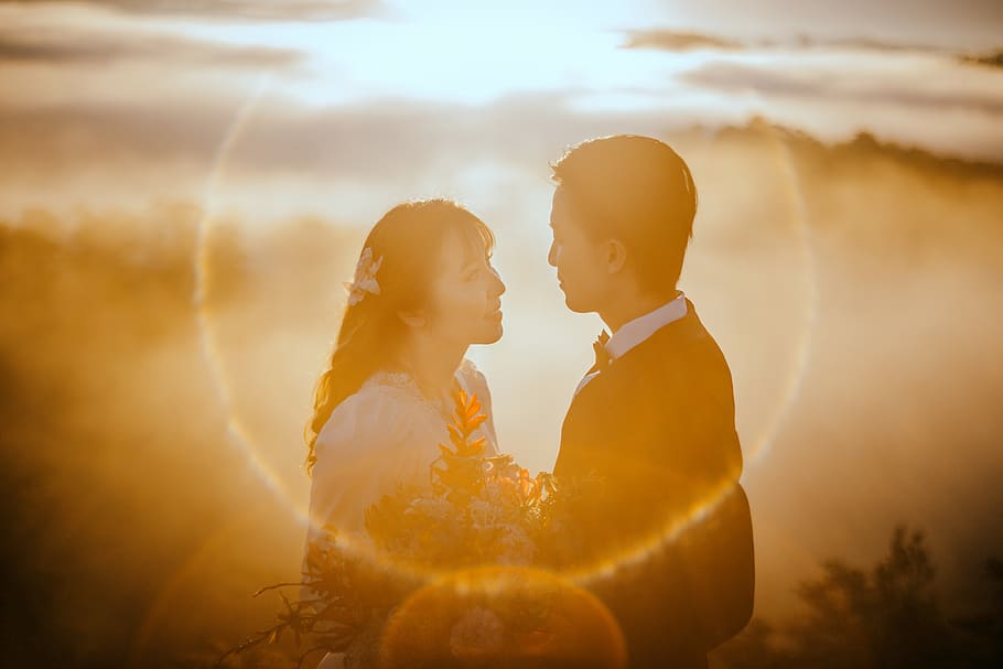 Man and Woman Staring at Each Other during Sunset, beach, blur HD wallpaper