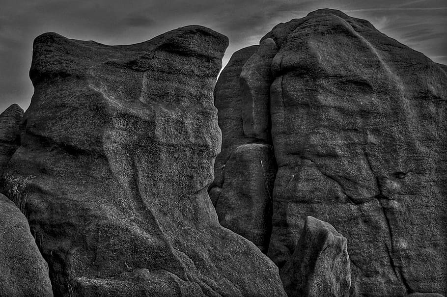 rocks, grain, black and white, male likeness, solid, sculpture HD wallpaper
