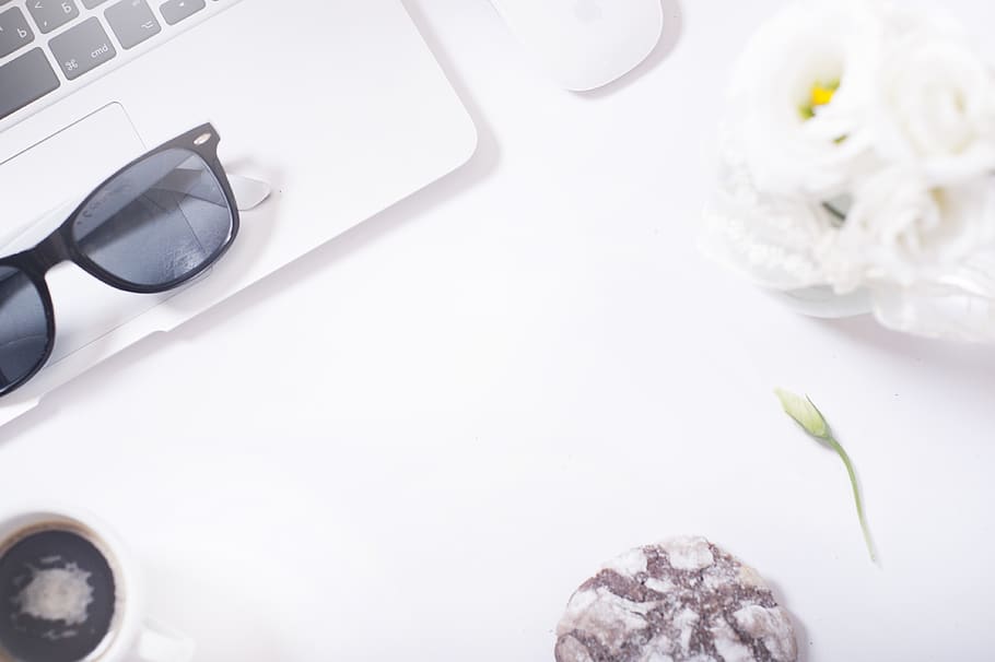 Laptop And Crinkles On Table, flatlay, flower, food, sunglasses, HD wallpaper
