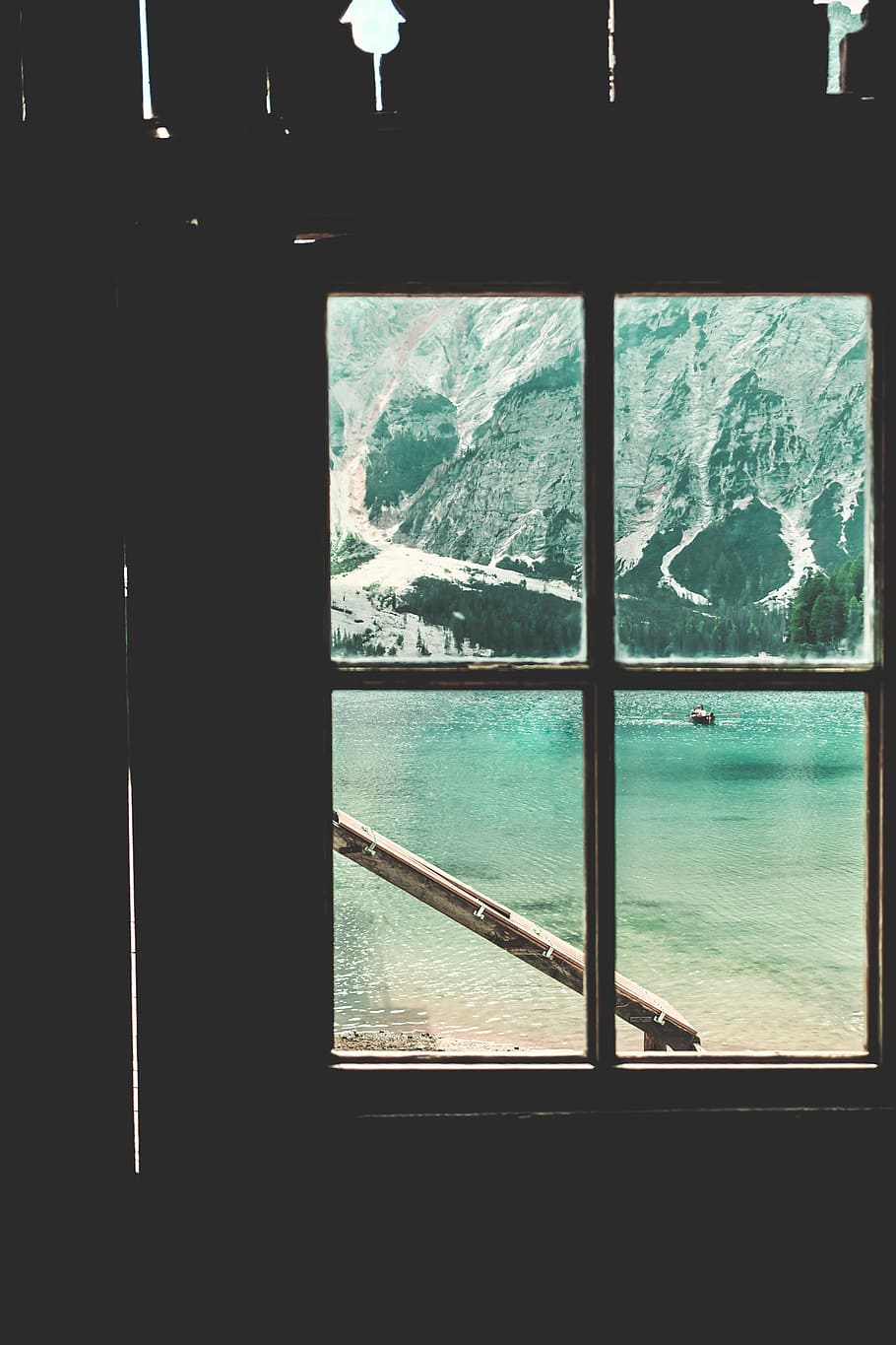 window-view of boat on water, lake, mountain, frame, glass, wallpaper HD wallpaper
