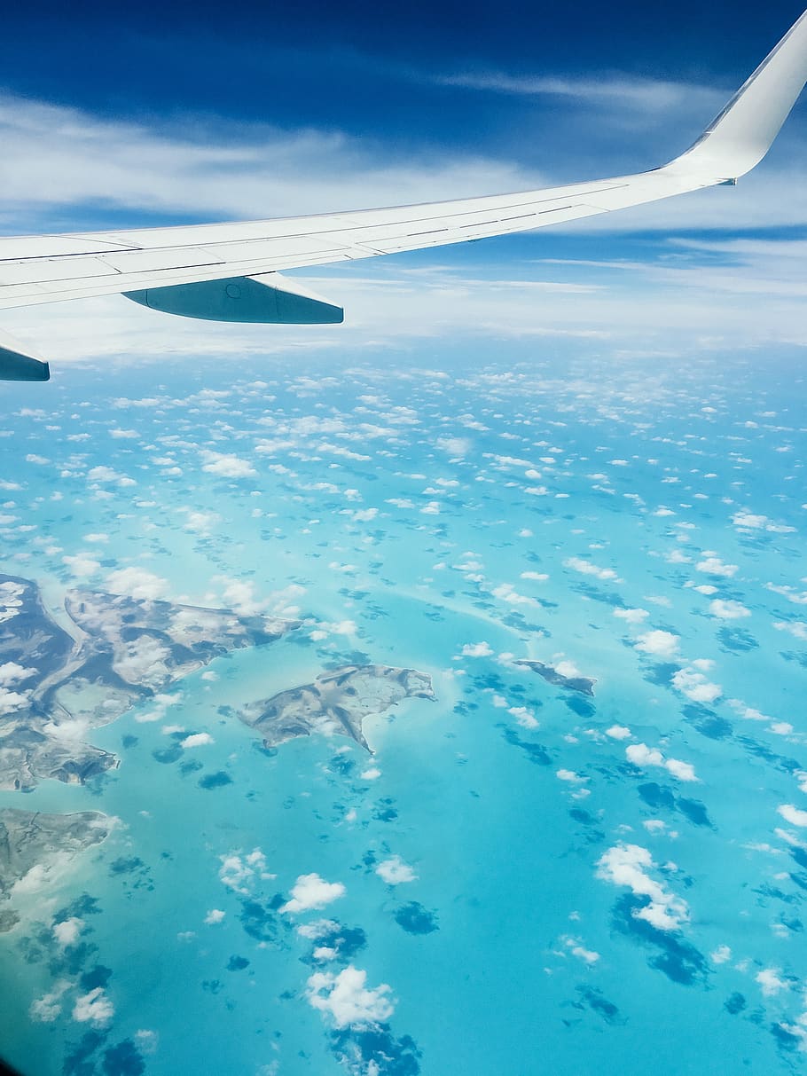 Самолет. Багамские острова с самолета. Самолет на острове. Самолет на темно синем фоне. Самолет летающий по воде