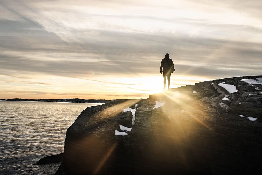 Man Standing on Cliff, backlit, beach, dawn, dusk, evening, golden sunset HD wallpaper