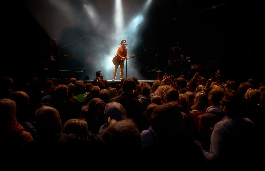 man playing guitar while performing on stage, crowd, arts culture and entertainment HD wallpaper