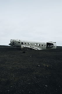 wrecked white plane on plain area at daytime, airplane, sand HD wallpaper