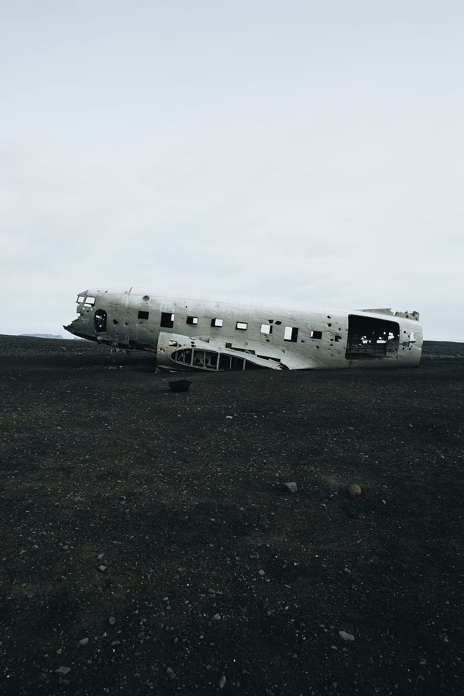wrecked white plane on plain area at daytime, airplane, sand HD wallpaper
