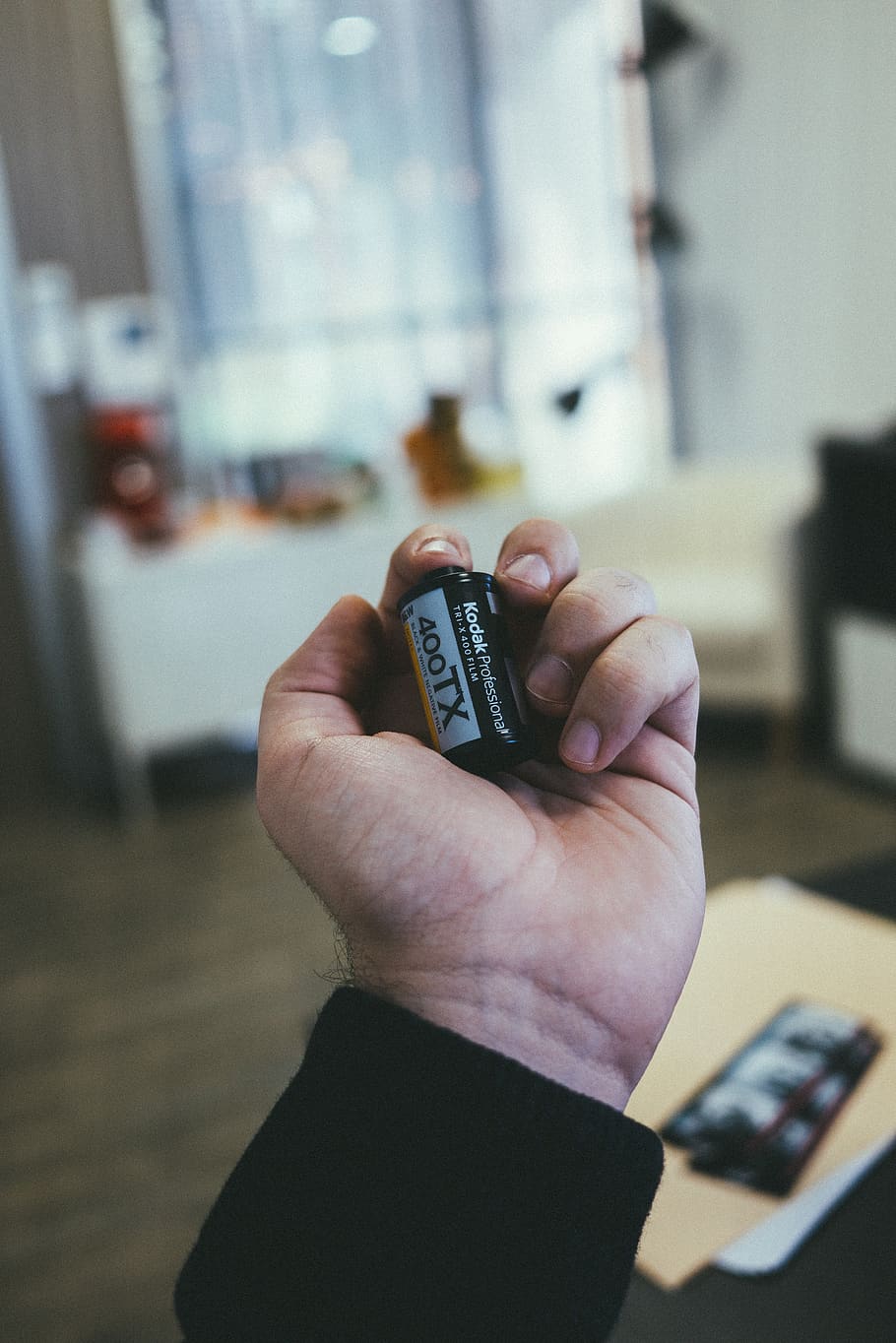 person holding 400 TX battery, human, finger, phone, mobile phone, HD wallpaper