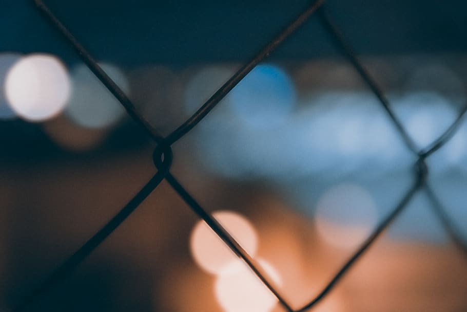 wire, bokeh, dark, night, lights, close-up, focus on foreground HD wallpaper