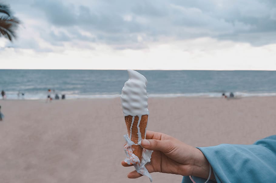 ice cream, frozen food, sea, human body part, human hand, sky HD wallpaper