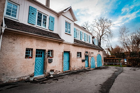 closed house doors, home decor, path, walkway, city, street, road HD wallpaper