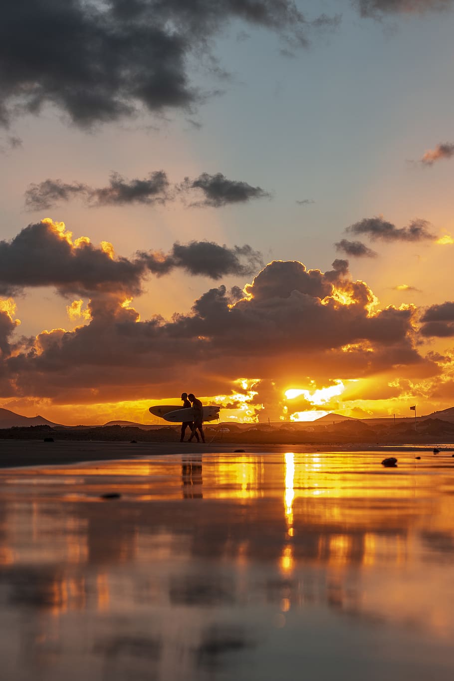 silhoutte photo of two person walking near body of water during sunset, HD wallpaper